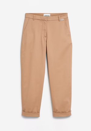 Pantaloni beige con una vestibilità dritta, dotati di tasche frontali e risvolti. Realizzati in tessuto liscio, con un'etichetta sulla cintura.