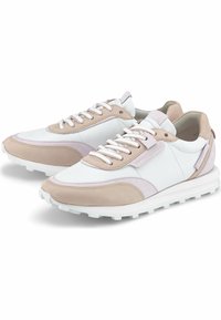 Białe i jasnoróżowe sneakersy z teksturowaną skórzaną cholewką, kontrastującymi zamszowymi akcentami, sznurowanym zapięciem oraz grubą białą gumową podeszwą.