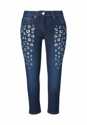 Jean en denim bleu foncé avec une coupe ajustée, présentant des accents en imprimé léopard gris clair sur les côtés extérieurs. Style cinq poches avec quincaillerie argentée.