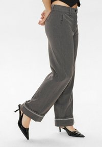 Grau maßgeschneiderte Hosen mit geradem Bein, ausgestattet mit einem Knopfverschluss, seitlichen Taschen und einem silbernen Besatz an den Bündchen.