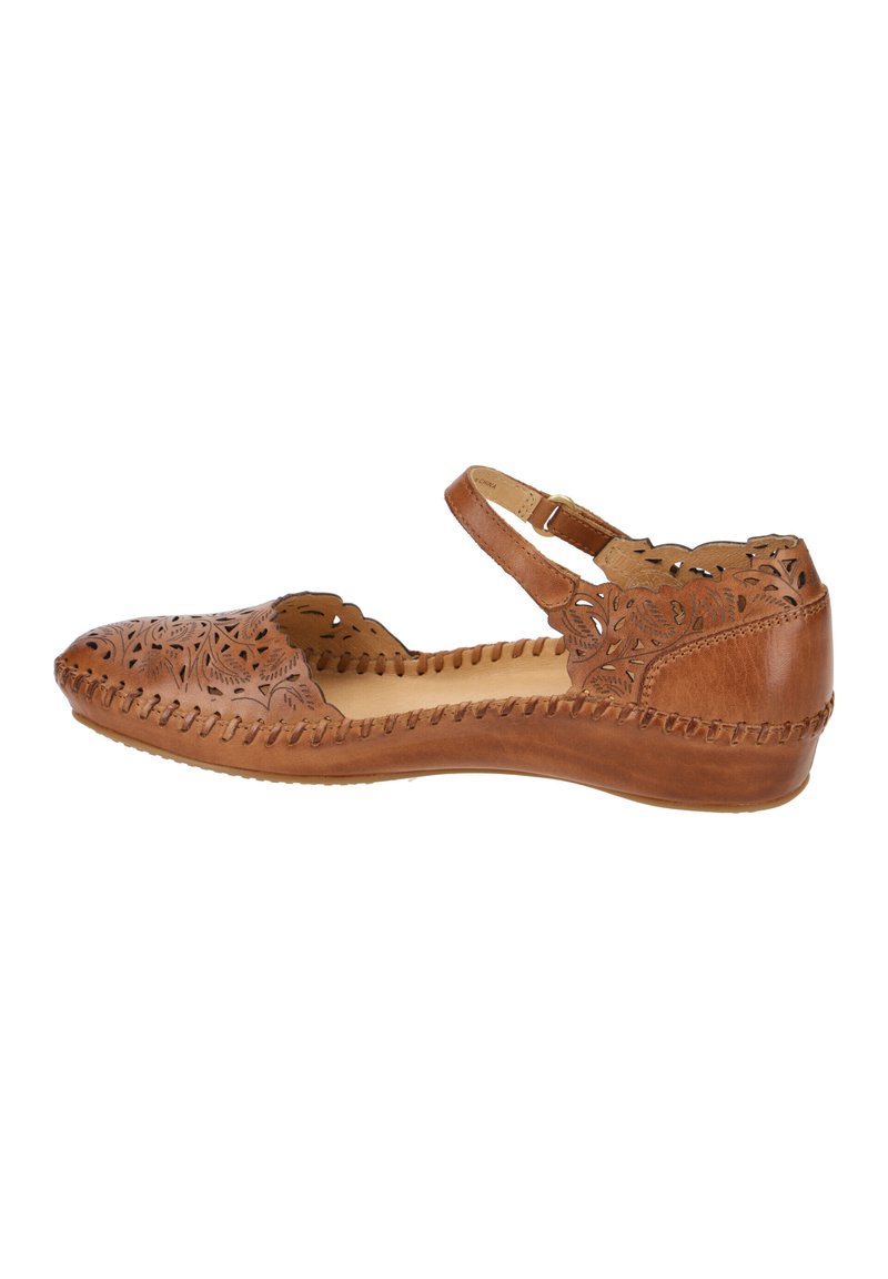 Sandale en cuir marron avec des découpes florales, sangle de cheville, bout rond et coutures le long de la semelle. Design plat, surface texturée.