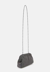 Pochette nera in perline con tracolla a catena, design arrotondato e parte superiore arricciata, con una superficie texturizzata impreziosita da accenti luccicanti.