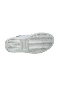 Suola di sneaker bianca con un motivo a spina di pesce testurizzato, materiale in gomma, forma leggermente arrotondata e area della punta liscia.