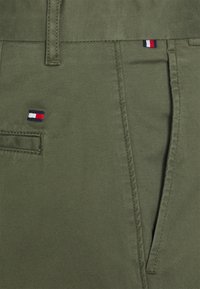 Tommy Hilfiger BROOKLYN - Calções - army green