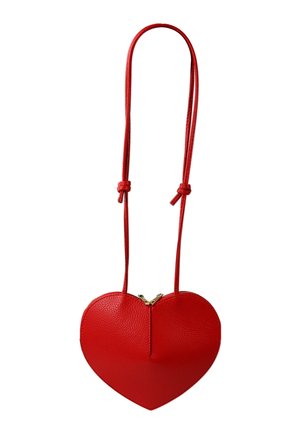 Rode leren crossbodytas in de vorm van een hart met een verstelbare riem die vastgeknoopt is en een gouden rits aan de bovenkant in het midden.