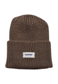 Bruine gebreide beanie met geribbelde textuur, voorzien van een omgevouwen boord en een rechthoekig achterpatch met het logo "hummel Sportswear".