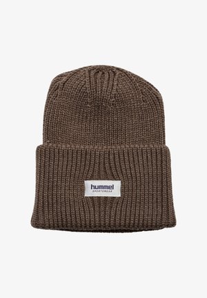 Bruine gebreide beanie met geribbelde textuur, voorzien van een omgevouwen boord en een rechthoekig achterpatch met het logo "hummel Sportswear".