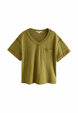 Tricou verde măsliniu cu decolteu în V, realizat dintr-un material moale, cu mâneci scurte răsucite și un buzunar pe piept. Stil casual, croială lejeră, cu o suprafață texturată.