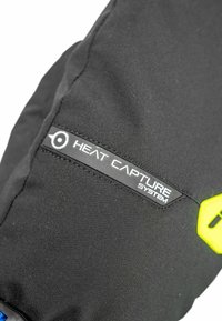 Schwarzes Stoff-Ärmchen mit einem strukturierten Patch und dem Aufdruck "HEAT CAPTURE SYSTEM". Enthält ein leuchtend gelbes Akzentdetail.