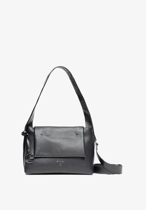 Schwarze Schultertasche aus strukturiertem Leder mit Klappe, verstellbarem Riemen mit eingeprägtem Markennamen und rundem Metallanhänger an der Seite.