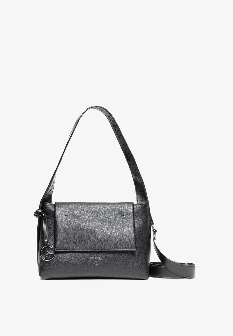 Borsa a tracolla in pelle nera testurizzata con patta, tracolla regolabile con il nome del marchio impresso e ciondolo metallico rotondo sul lato.