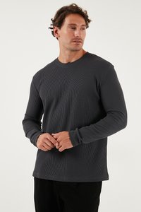 Cămașă lungă cu mânecă, de culoare gri închis, cu decolteu rotund, având un material texturat și o siluetă ajustată. Fără branding sau modele vizibile.