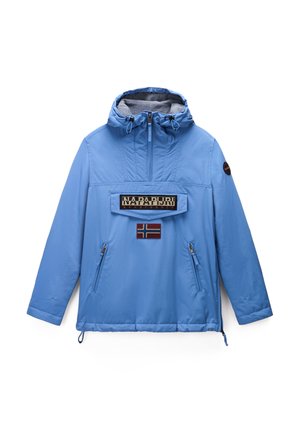 Helles blauer Pulloverjacke mit Kapuze, ausgestattet mit einer Fronttasche, gesticktem Logo und einem Patch mit der norwegischen Flagge. Glattes, wasserabweisendes Material.