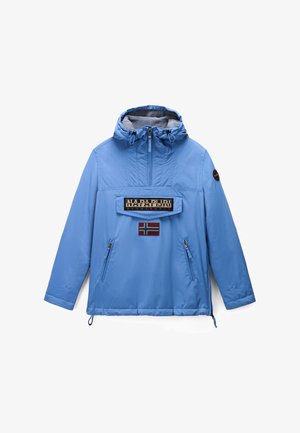 Lichtblauwe pulloverjack met een capuchon, voorzien van een voorzak, geborduurd logo en een Noorse vlag patch. Glad, waterafstotend materiaal.