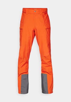 Pantalones impermeables naranja brillante con acentos grises en los puños, que cuentan con una cintura plana y múltiples bolsillos laterales. Textura suave.