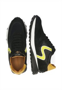 Svart mocka- och mesh-sneakers med gula acccenter, vit mellansula och texturerad gummisula. Har en snörningsdesign.