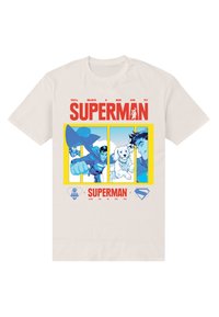 Tričko s motivem Supermana se stylizovanými komiksovými panely, na kterých je Superman v letu, bílý pes a Supermanova tvář, s výrazným červeným textem nahoře a dole.