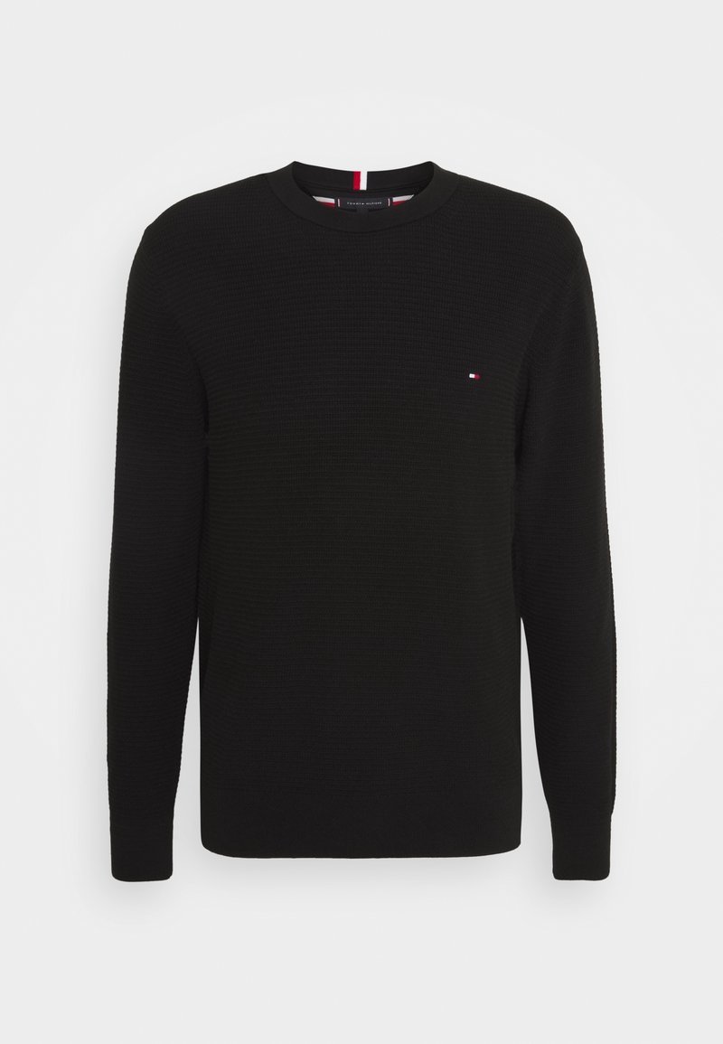 Czarny sweter z długim rękawem o teksturowanym splocie i okrągłym dekolcie. Małe logo na piersi z czerwonymi i białymi akcentami.