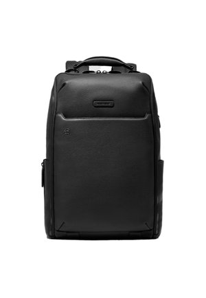 Zwarte rechthoekige leren rugzak met bovenhandvat, voorvak en zijritsvakken, afgebeeld tegen een witte achtergrond.