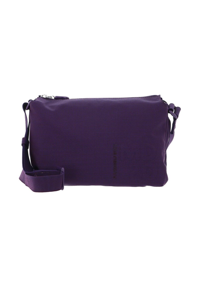 Sac rectangulaire violet en tissu texturé avec une fermeture éclair et une bandoulière réglable. Dispose d'un petit logo imprimé.