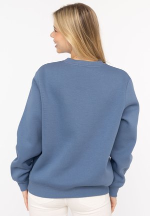 Blaues Sweatshirt mit Rundhalsausschnitt, lockerer Passform, gerippten Bündchen und Saum. Glatte Textur, keine sichtbaren Muster oder Akzente.