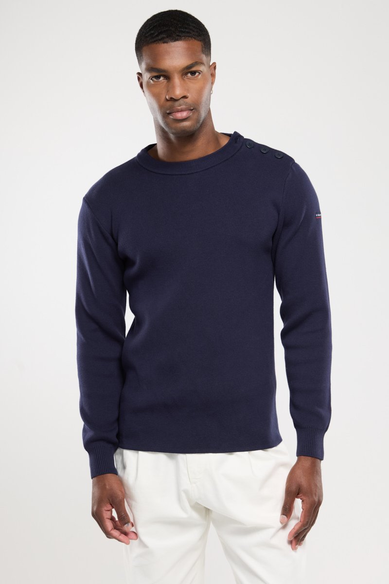 Marineblaue Strickjacke mit rundem Ausschnitt, strukturiertem Stoff und vier Knopf-Details an einer Schulter. Slim-Fit-Design, lange Ärmel.