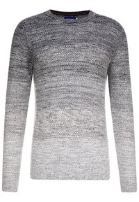 Grå stickad tröja med en gradienteffekt, som har långa ärmar, rund halsringning och varierad textur genom hela tyget.