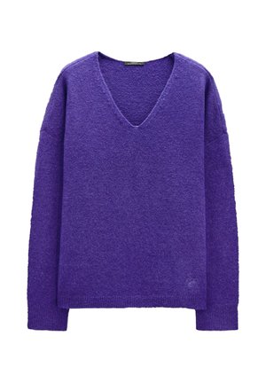 Fioletowy sweter z dekoltem w kształcie litery V, wykonany z miękkiego, teksturowanego materiału, z opadającymi ramionami i prążkowanymi mankietami. Prosty, luźny fason.
