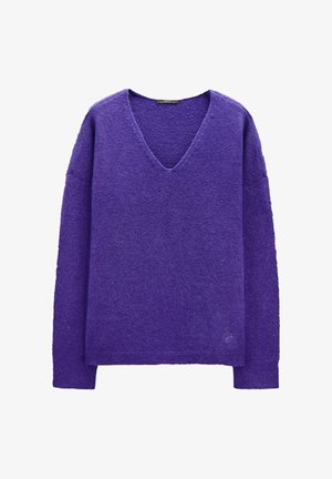 Fioletowy sweter z dekoltem w kształcie litery V, wykonany z miękkiego, teksturowanego materiału, z opadającymi ramionami i prążkowanymi mankietami. Prosty, luźny fason.