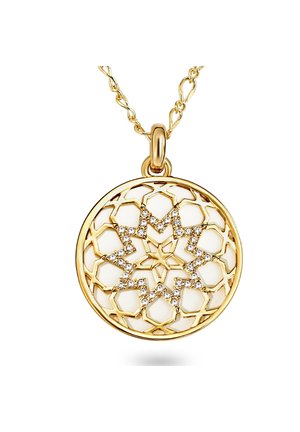 Gul pendants med indviklet geometrisk design, prydet med en hvid baggrund og små klare ædelsten. Hængt på en fin kæde.