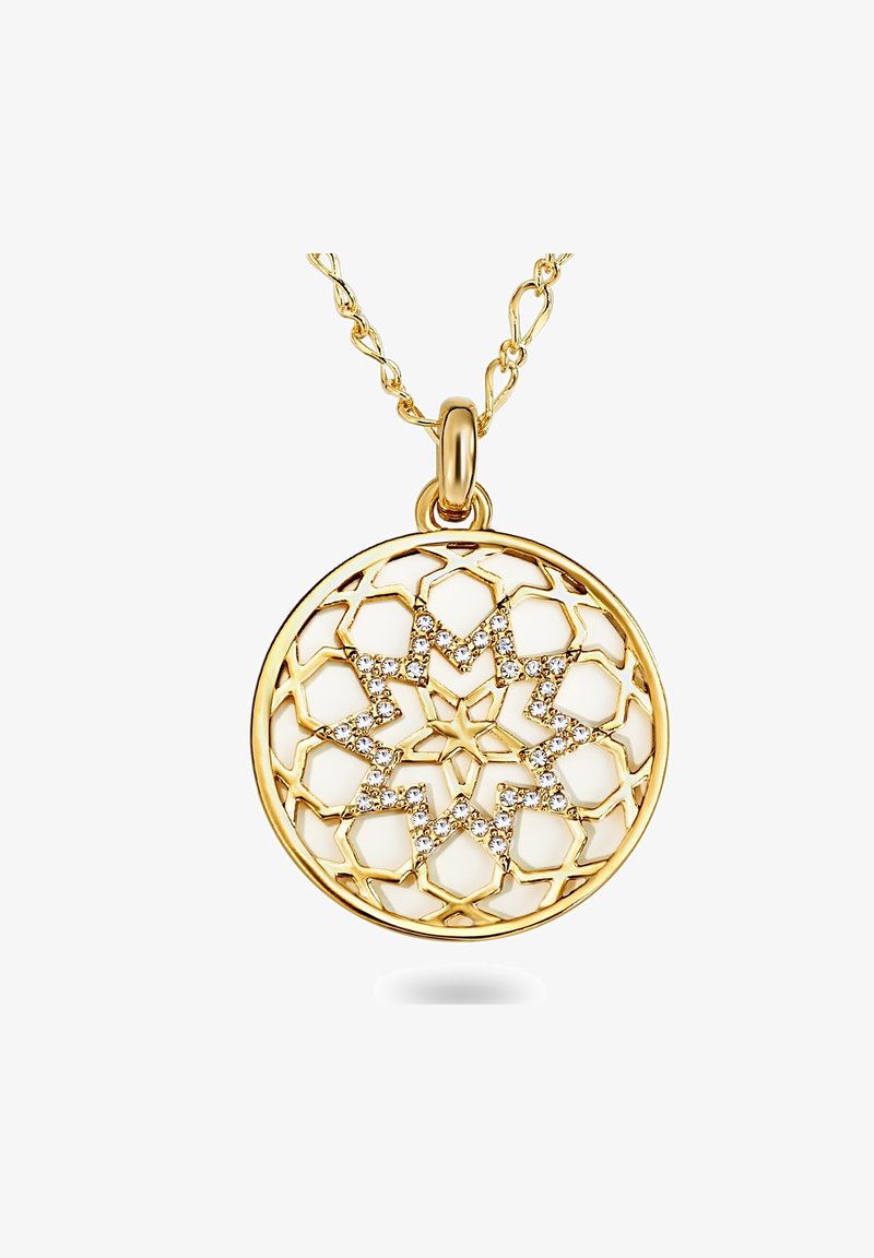 Pendente in oro con un intricato design geometrico, caratterizzato da uno sfondo bianco e piccoli gemme trasparenti. Attaccato a una catena fine.