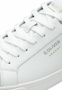 Weiße Sneaker aus glattem Leder mit flachen weißen Schnürsenkeln, ausgestattet mit einem silbernen Logo "S. OLIVER" und dezenten Nähten.