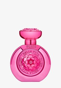 Ljusrosa Guess Bella Vita parfymflaska med blommig emblem och präglat varumärke mot en vit bakgrund.