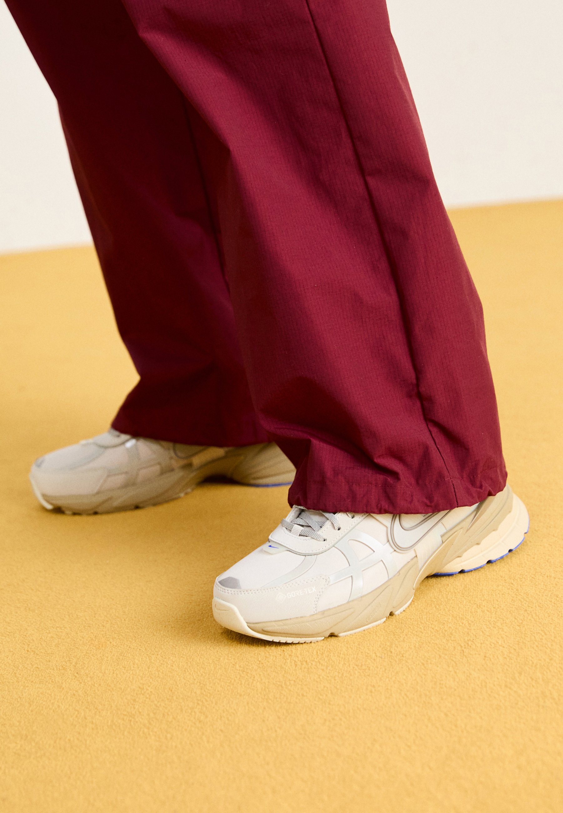 Nike Sportswear V2K RUN GTX - Sneakers laag - light iron ore/light