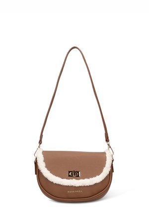 Borsa a tracolla in pelle marrone con texture, rifinitura in pelliccia sintetica bianca, chiusura a giravite dorata e logo "pierre cardin" sul davanti.
