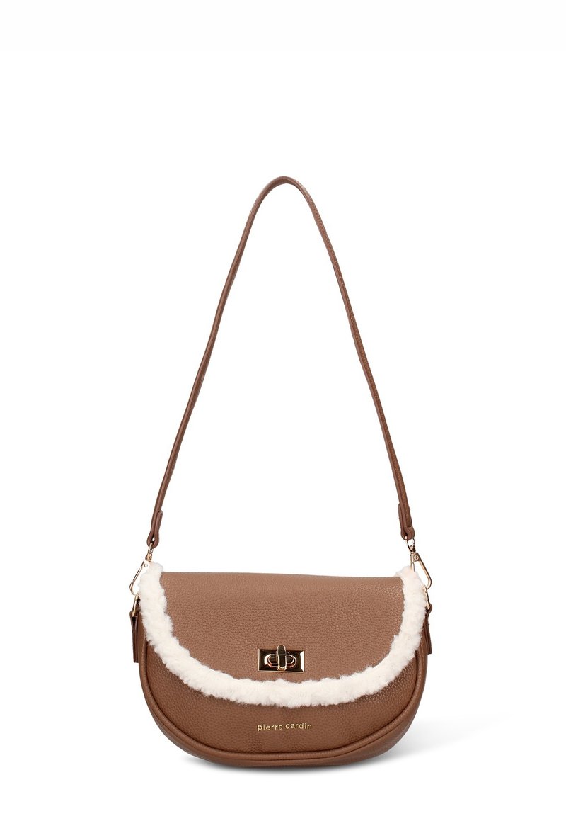 Borsa a tracolla in pelle marrone con texture, rifinitura in pelliccia sintetica bianca, chiusura a giravite dorata e logo "pierre cardin" sul davanti.