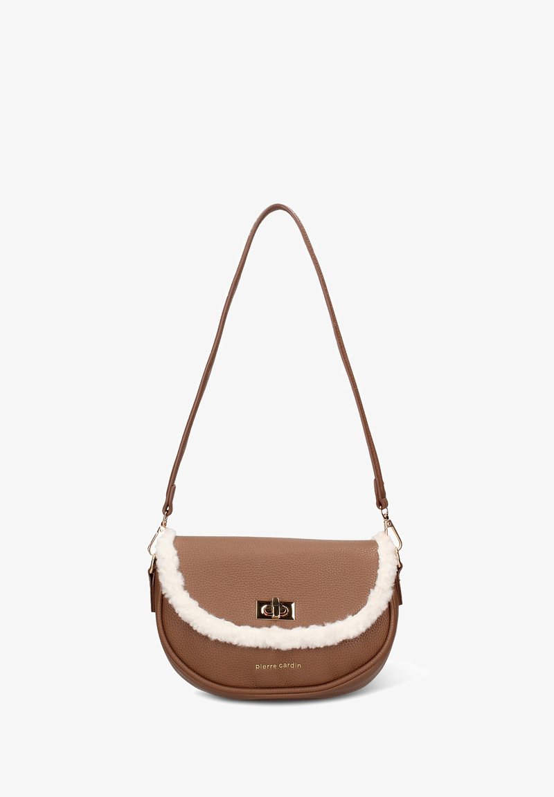 Borsa a tracolla in pelle marrone con texture, rifinitura in pelliccia sintetica bianca, chiusura a giravite dorata e logo "pierre cardin" sul davanti.