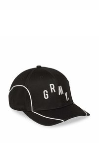 Zwarte pet met witte piping en geborduurde "GRMY" letters aan de voorkant. Voorzien van een gebogen klep en een verstelbare strap aan de achterkant.
