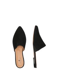 Schwarze Wildledermules mit spitzem Zehenbereich, offenem Rücken und niedrigem Absatz. Weicher Stoff mit minimalistischem Design und beigefarbenem Innenfutter.
