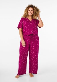 Fuchsiamönstrad pyjama-set med korta ärmar, en knäppning framtill och byxor med elastisk midja och vida ben med små hjärt-accenter.