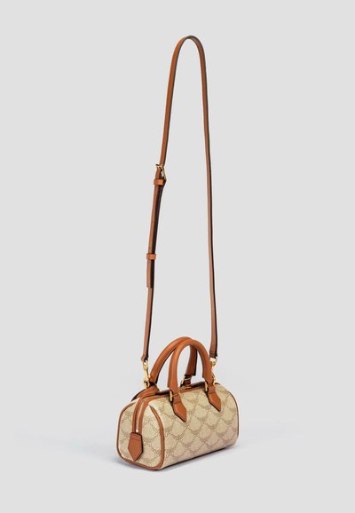 Brun läderhandväska med en strukturerad beige mönster, två handtag på toppen och ett avtagbart långt band. Guld detaljer på stängningarna.