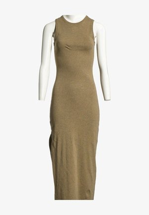 Robe maxi olive cintrée sans manches sur un mannequin blanc avec un col rond et une fente latérale discrète.