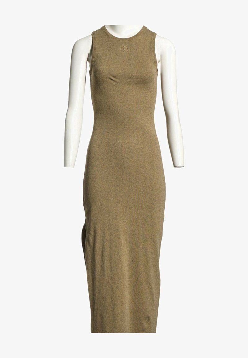 Robe maxi olive cintrée sans manches sur un mannequin blanc avec un col rond et une fente latérale discrète.