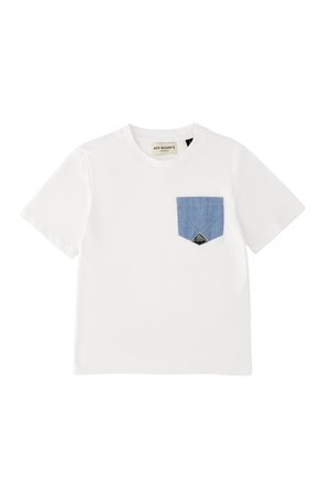 T-shirt bianca a maniche corte con una tasca sul petto in denim blu con una piccola etichetta nera nell'angolo inferiore della tasca.