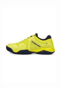 Zapatilla deportiva verde lima con un upper de malla texturizada, acentos en azul marino y una suela de goma con un patrón de espiga para mayor tracción.