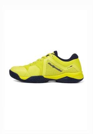 Scarpa da ginnastica verde lime con una parte superiore in mesh testurizzato, dettagli in blu navy e una suola in gomma con motivo a lisca di pesce per una maggiore aderenza.
