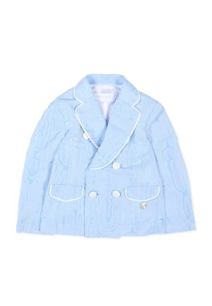 Lichtblauwe dubbelrijige blazer met witte bies, vier knopen, brede revers, twee voorzakken en een klein metalen logobadge.