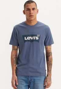 Levi's® GRAPHIC CREWNECK TEE - Marškinėliai su spaudiniu - vintage indigo