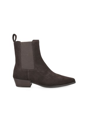 Dunkelbrauner Wildleder-Stiefelette mit niedrigem gestapeltem Absatz, elastischem Seitenteil und Zuglasche hinten vor weißem Hintergrund.