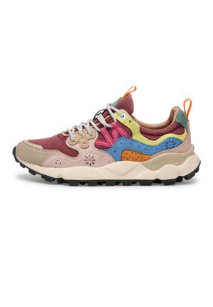 Scarpa da ginnastica atletica multicolore con suola beige, rete color borgogna, tomaia in camoscio rosa, dettagli in pelle blu e arancione, lacci bianchi e linguette arancioni.